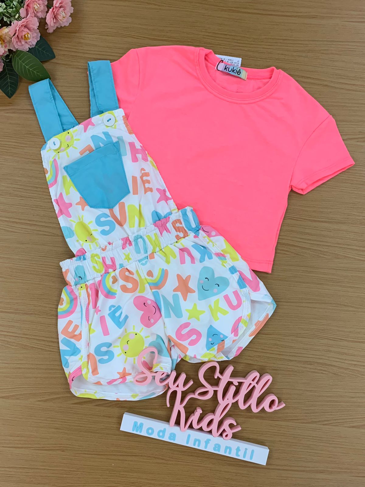 Jardineira Infantil Kukie Sunshine Verão com Blusa Rosa Neon